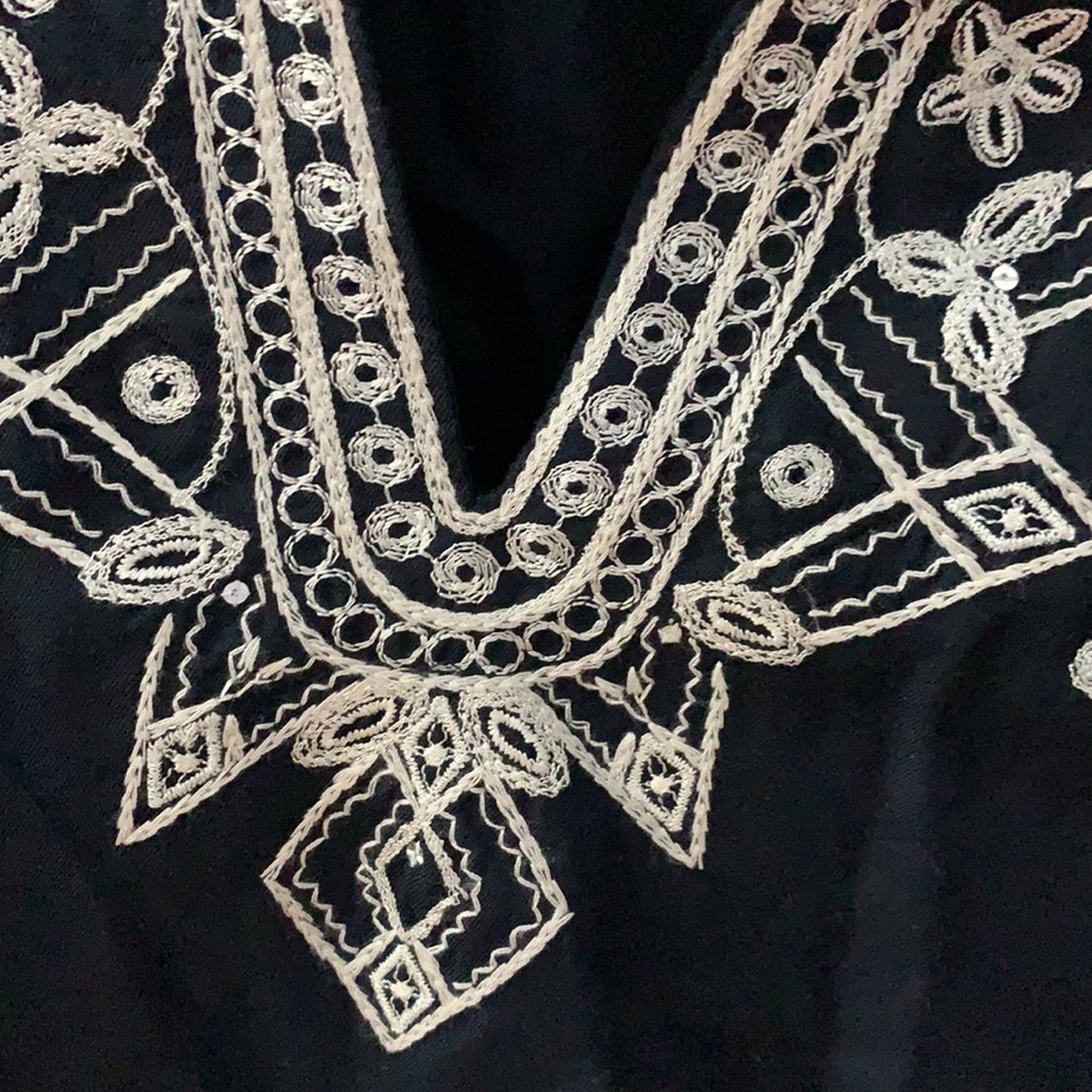 Beautiful Talbots Embroidered Top - Picture 3 of 3